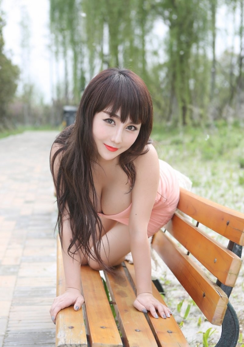 公园巨乳少妇陈巧蓓isabella奇尺大奶胸前挂大胆诱惑写真