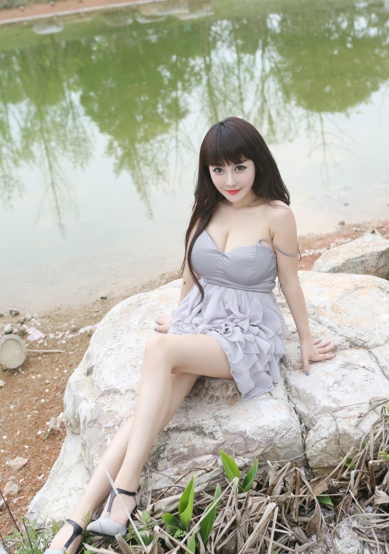 公园巨乳少妇陈巧蓓isabella奇尺大奶胸前挂大胆诱惑写真