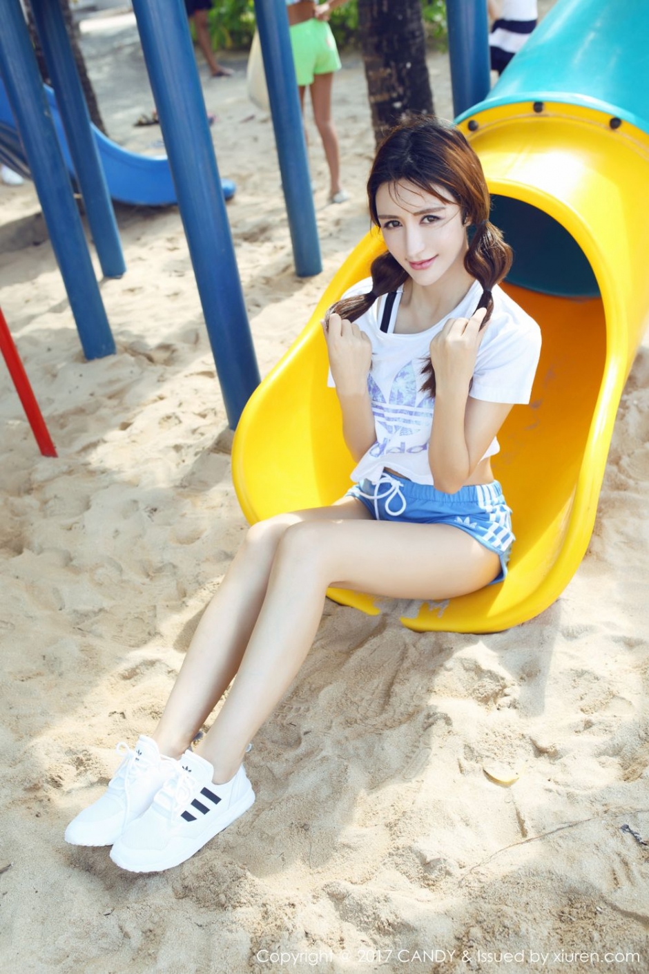 气质运动衣混血美女伊莉娜俏皮青春沙滩秀美腿魅力写真