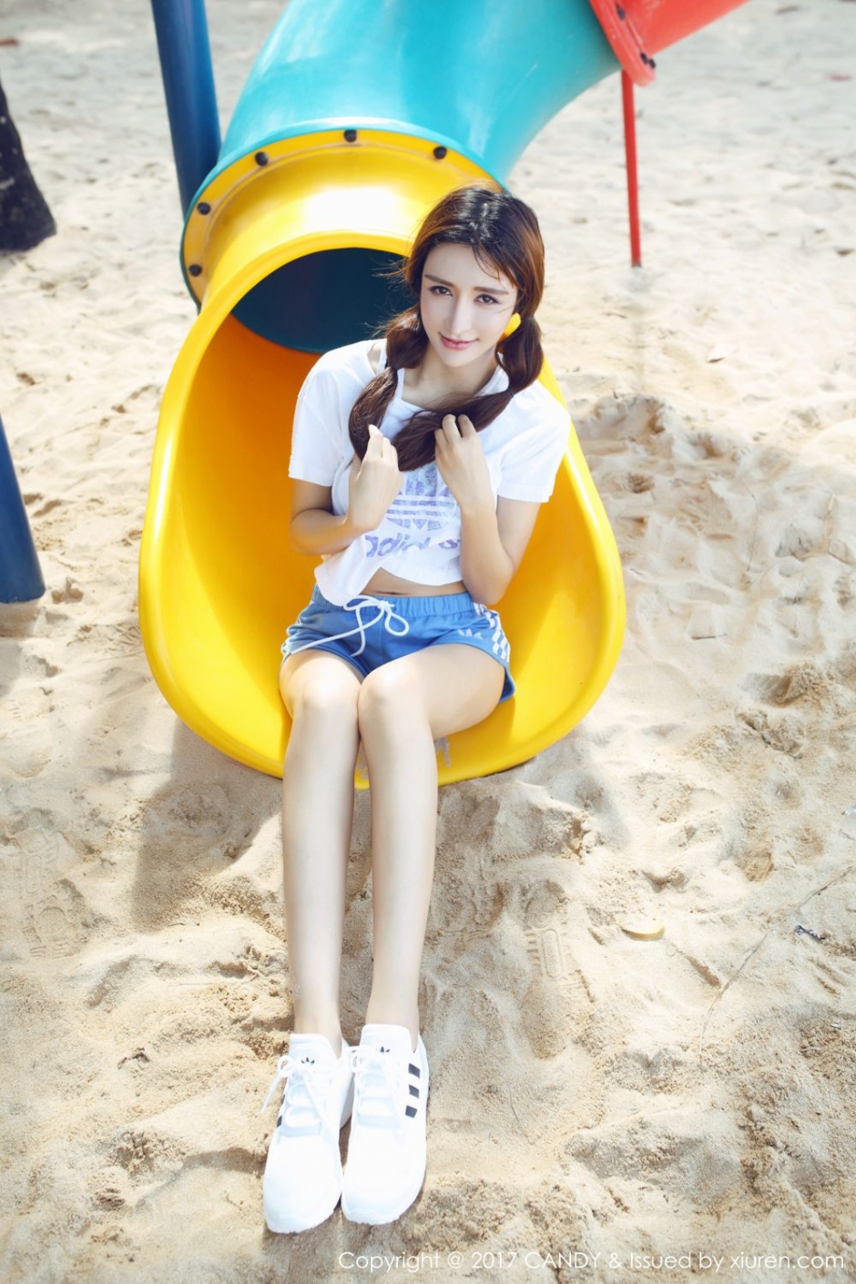 气质运动衣混血美女伊莉娜俏皮青春沙滩秀美腿魅力写真