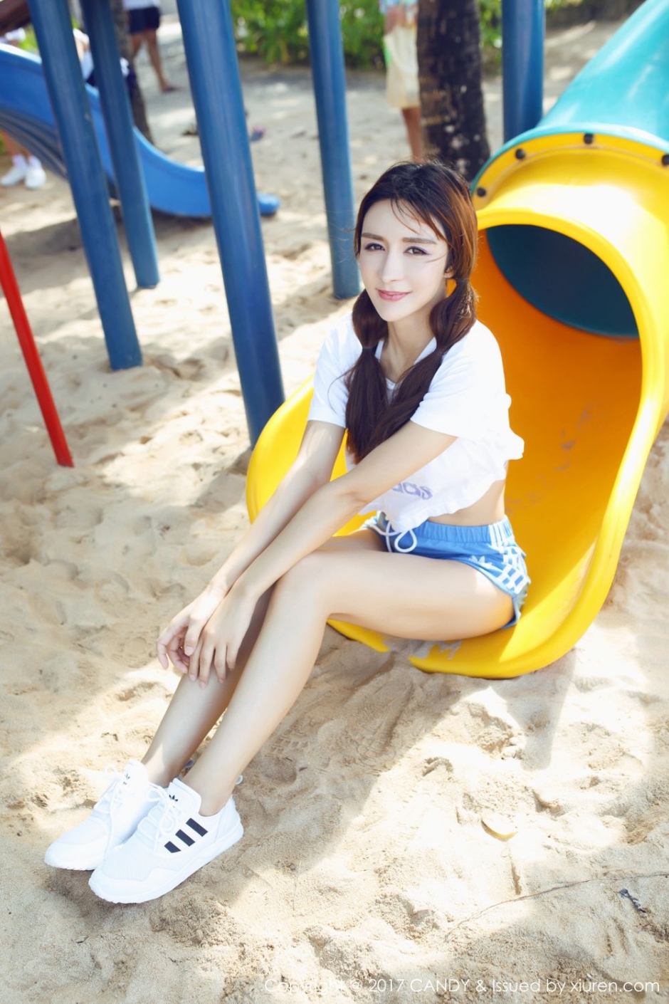 气质运动衣混血美女伊莉娜俏皮青春沙滩秀美腿魅力写真