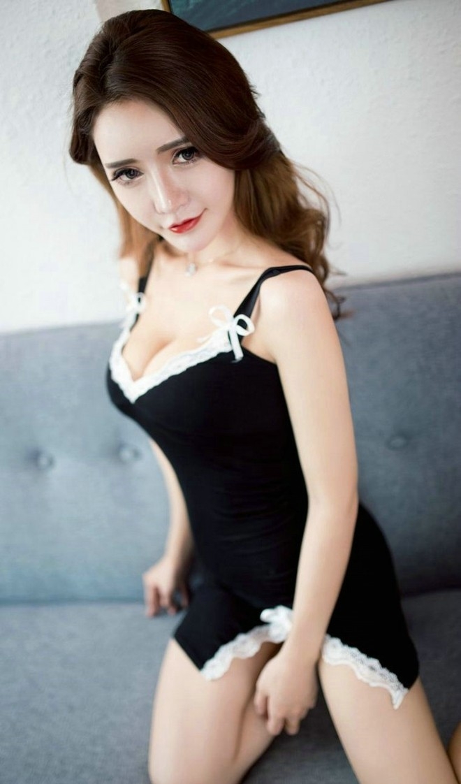 爆乳性感睡衣美女白嫩酥胸诱惑迷人沙发迷人私房写真