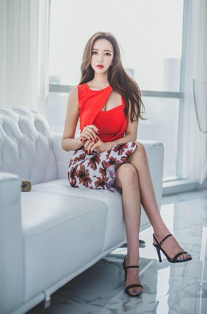 个性露酥胸装热辣红唇靓丽美眉性感爆乳美腿写真图片