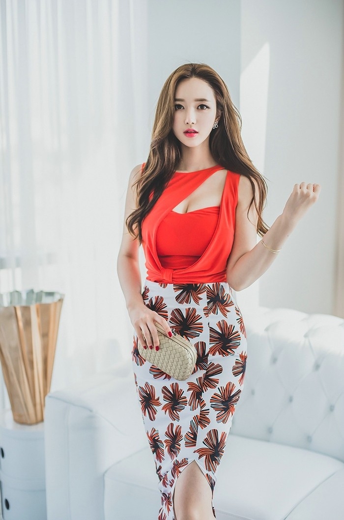 个性露酥胸装热辣红唇靓丽美眉性感爆乳美腿写真图片