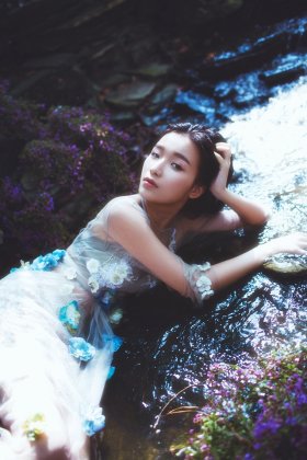 森林中精灵美少女闪闪发光好唯美