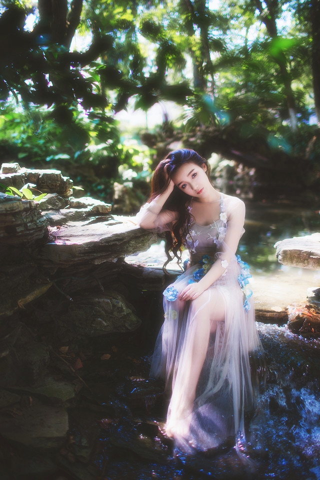 森林中精灵美少女闪闪发光好唯美