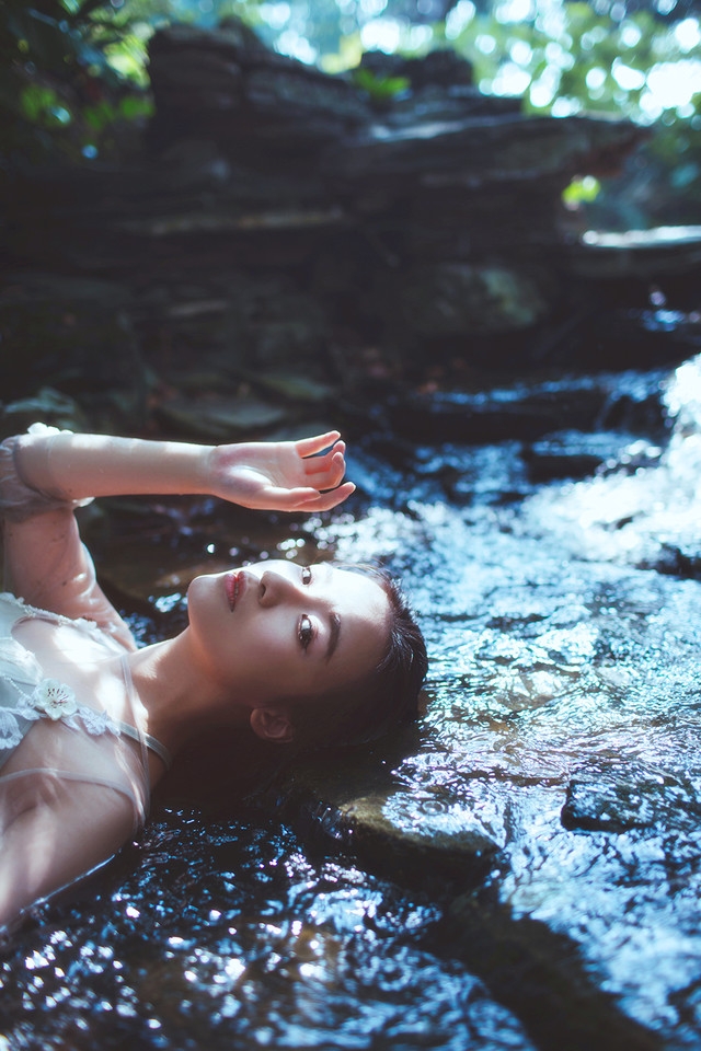 森林中精灵美少女闪闪发光好唯美