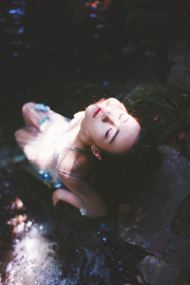 森林中精灵美少女闪闪发光好唯美