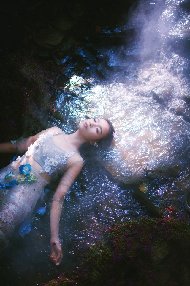 森林中精灵美少女闪闪发光好唯美