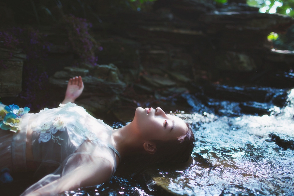 森林中精灵美少女闪闪发光好唯美