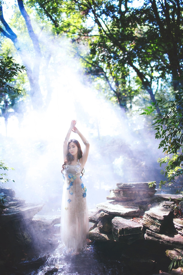 森林中精灵美少女闪闪发光好唯美