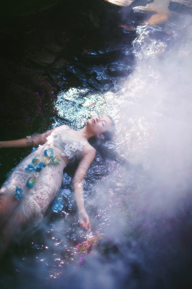 森林中精灵美少女闪闪发光好唯美