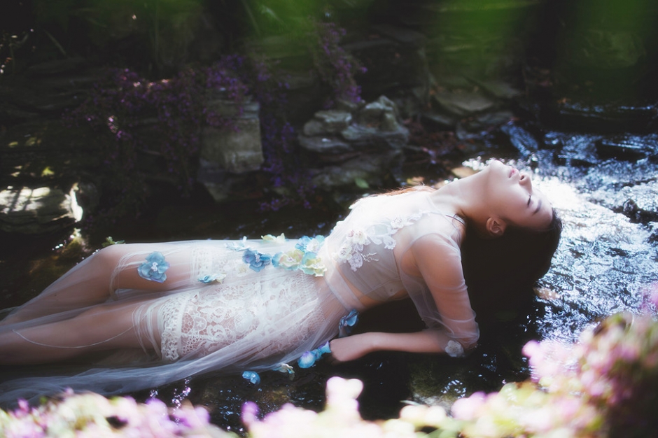 森林中精灵美少女闪闪发光好唯美