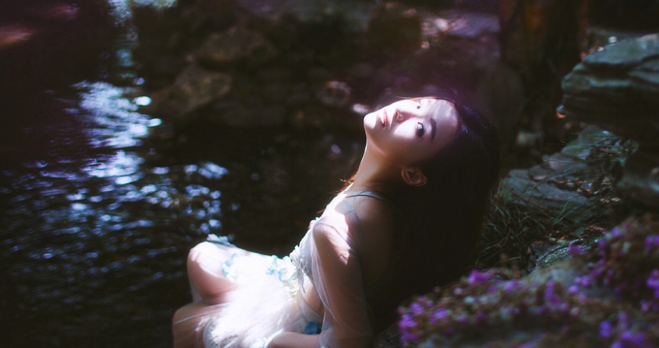 森林中精灵美少女闪闪发光好唯美