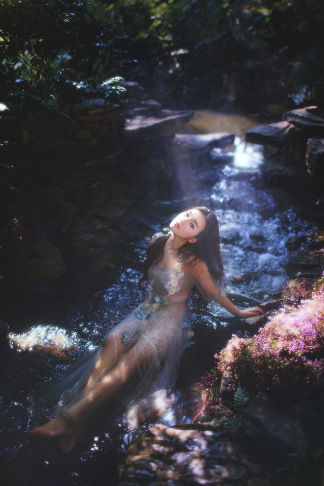 森林中精灵美少女闪闪发光好唯美