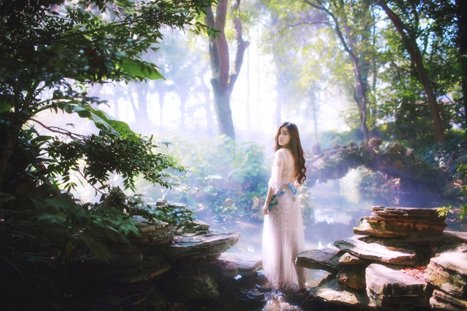 森林中精灵美少女闪闪发光好唯美