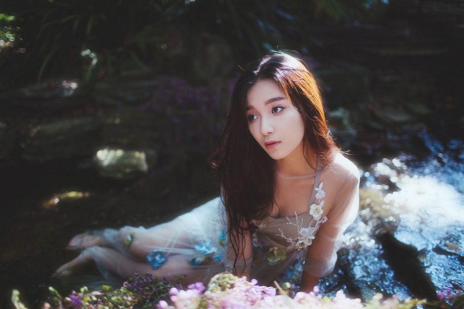 森林中精灵美少女闪闪发光好唯美