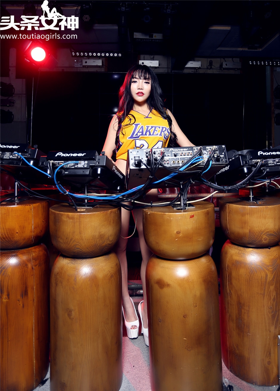 性感率真DJ美女林茜亮丽红色比基尼诱惑写真