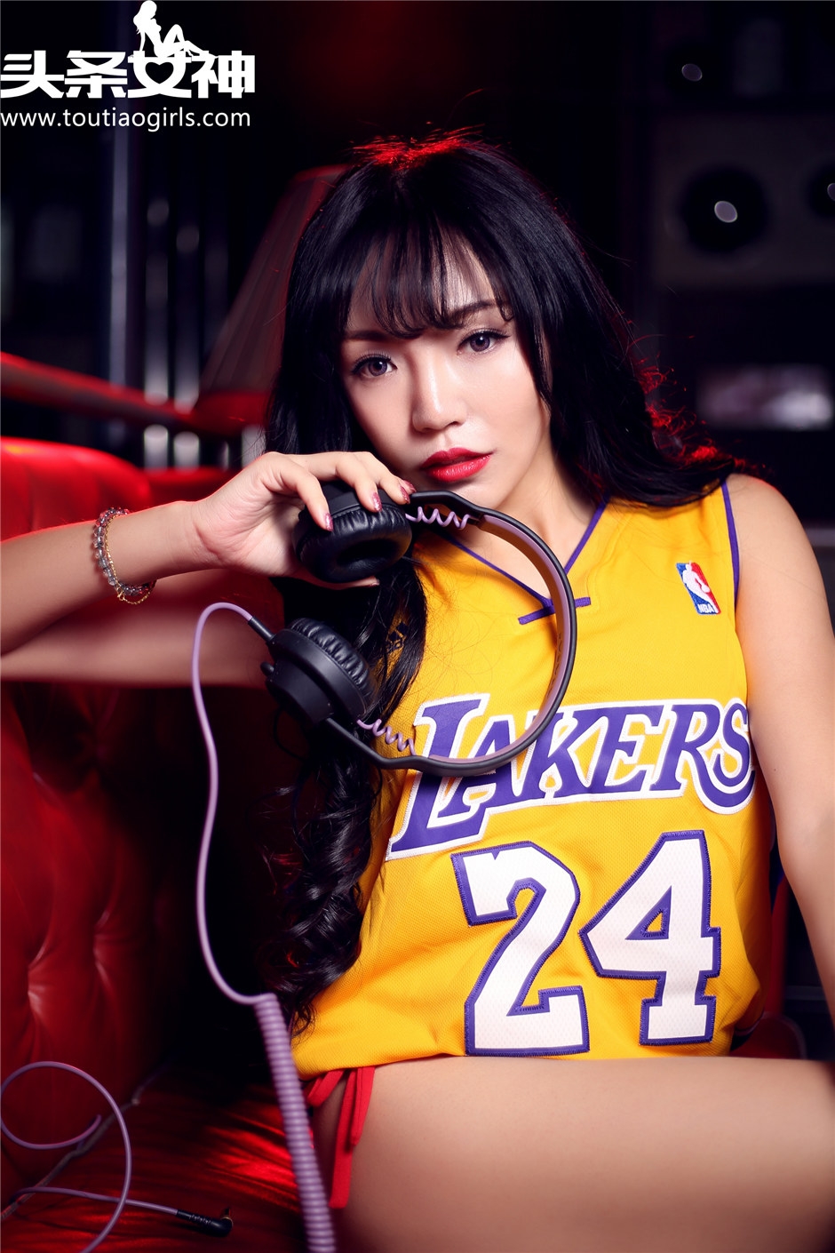 性感率真DJ美女林茜亮丽红色比基尼诱惑写真