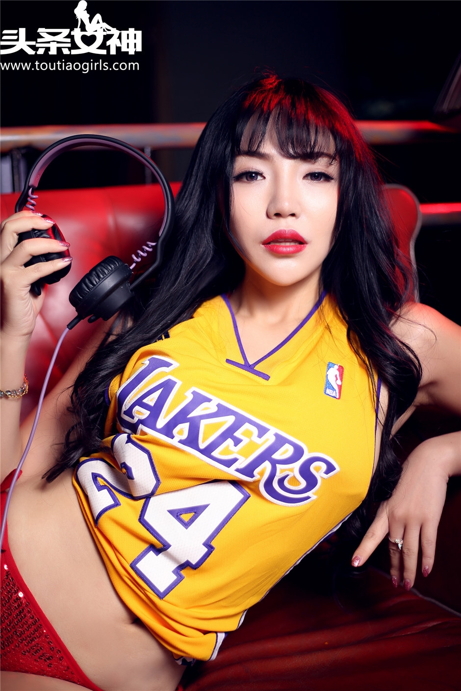 性感率真DJ美女林茜亮丽红色比基尼诱惑写真