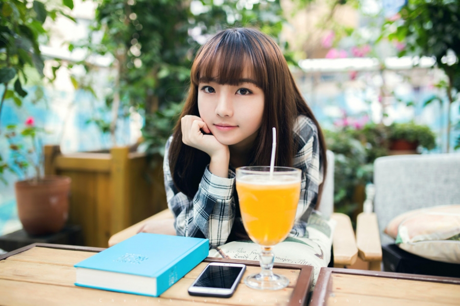 穿格子衬衫长发漂亮美女惬意舒适周末写真