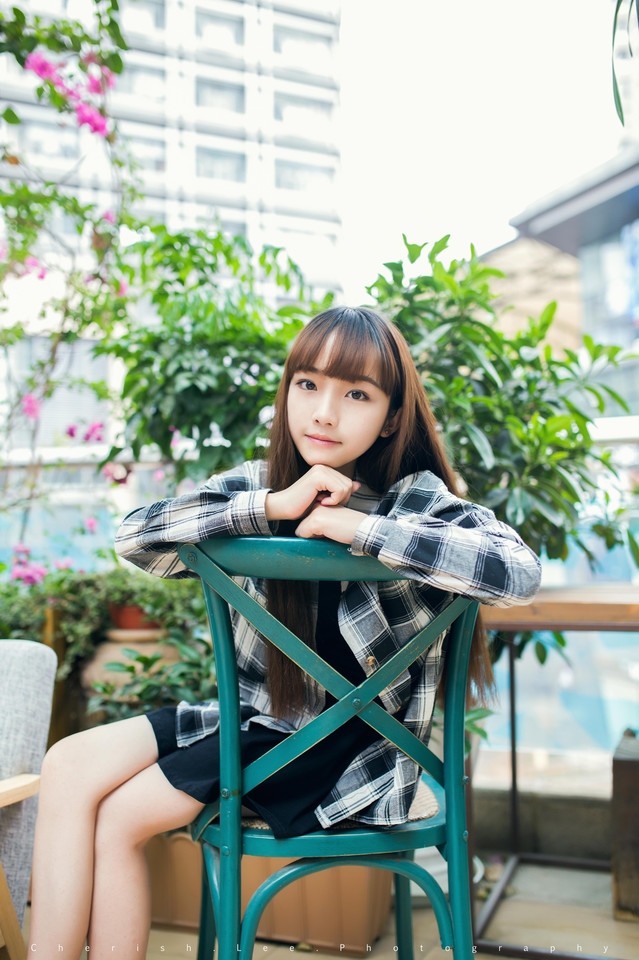 穿格子衬衫长发漂亮美女惬意舒适周末写真