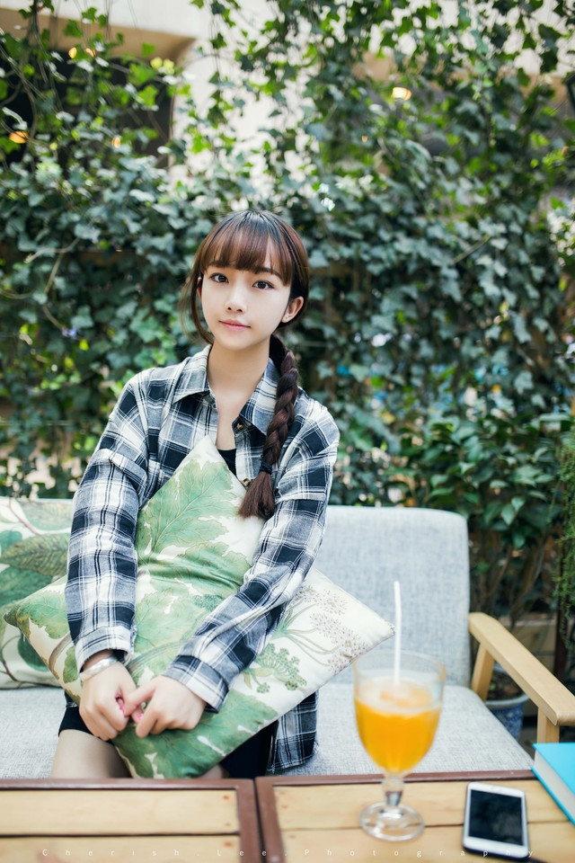 穿格子衬衫长发漂亮美女惬意舒适周末写真
