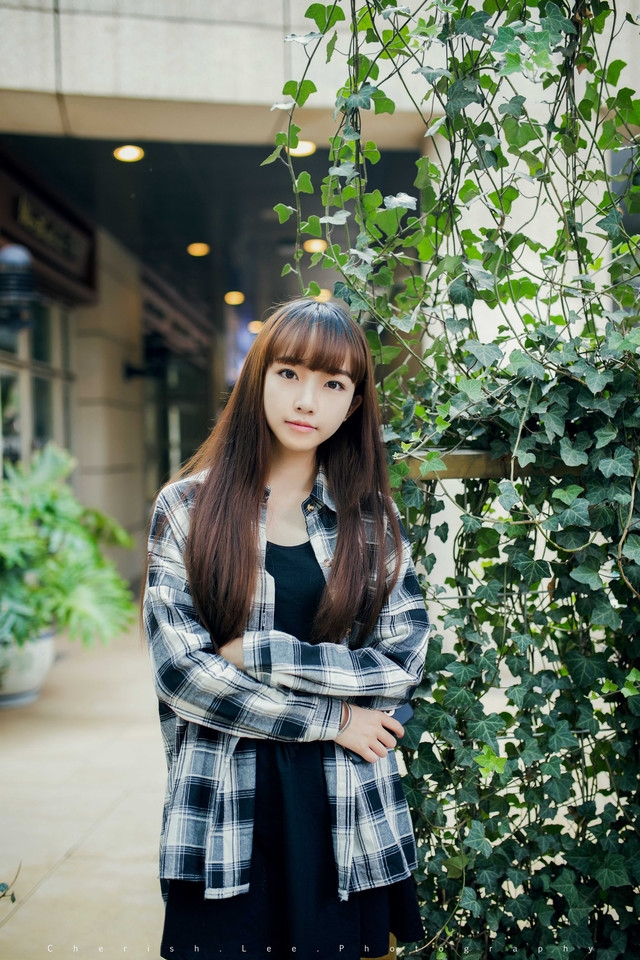 穿格子衬衫长发漂亮美女惬意舒适周末写真