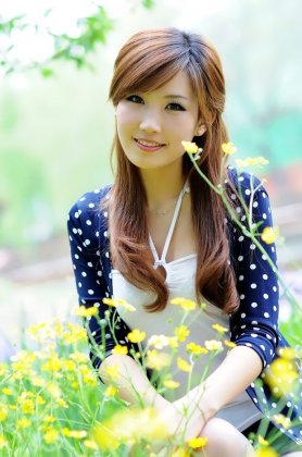 人比花娇清纯大龄美女室外写真