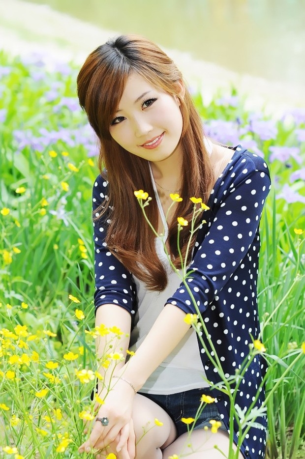 人比花娇清纯大龄美女室外写真