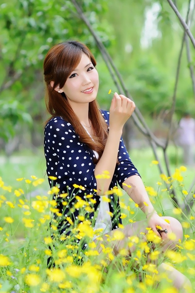 人比花娇清纯大龄美女室外写真