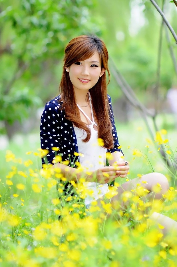 人比花娇清纯大龄美女室外写真