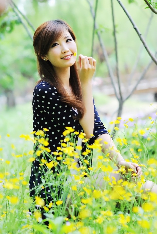 人比花娇清纯大龄美女室外写真