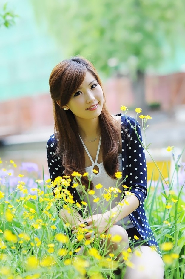 人比花娇清纯大龄美女室外写真