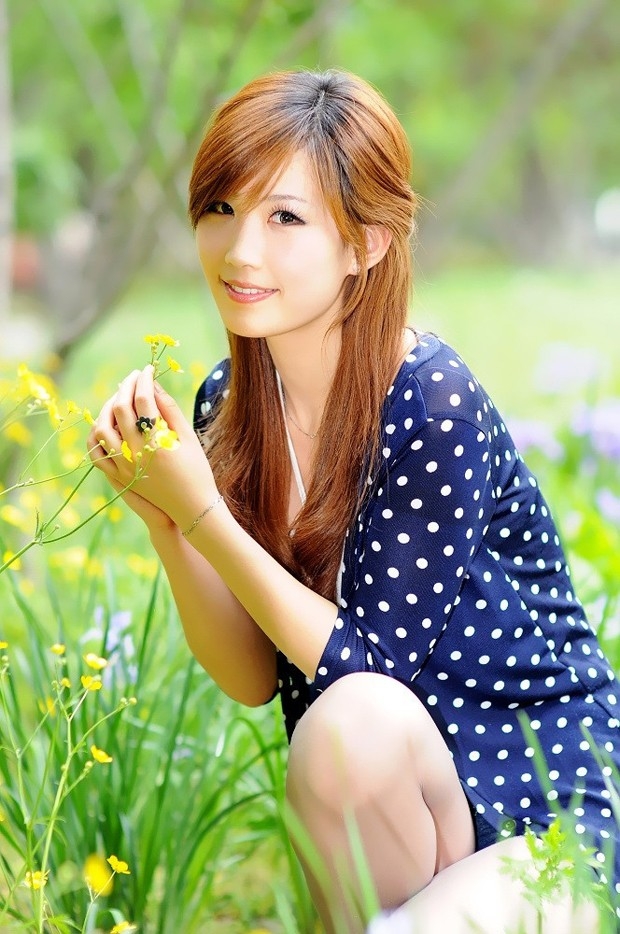 人比花娇清纯大龄美女室外写真