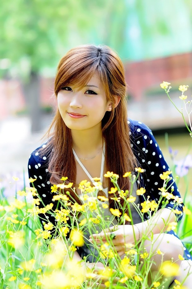 人比花娇清纯大龄美女室外写真