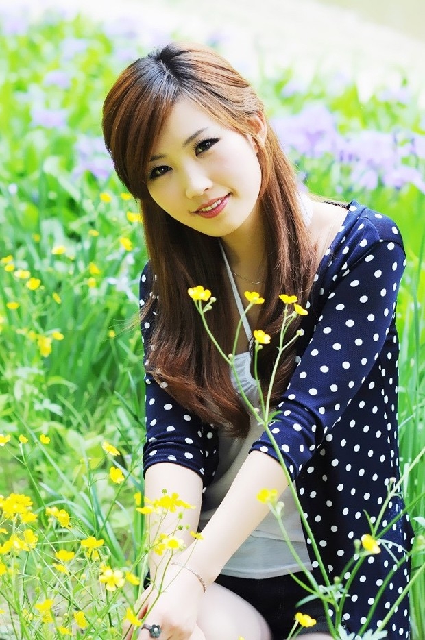 人比花娇清纯大龄美女室外写真