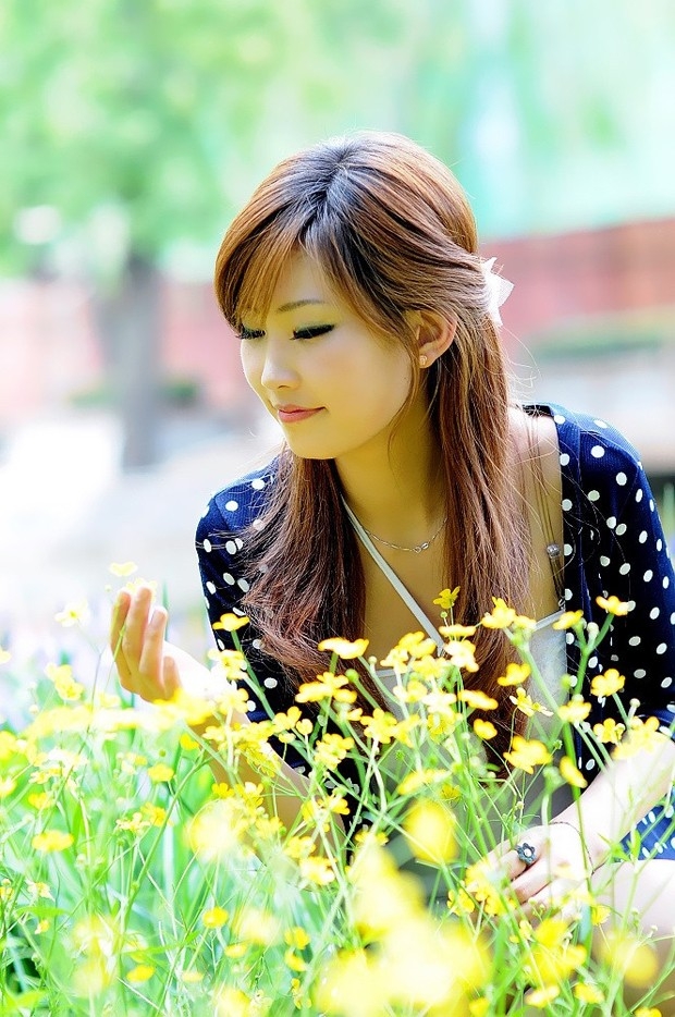 人比花娇清纯大龄美女室外写真