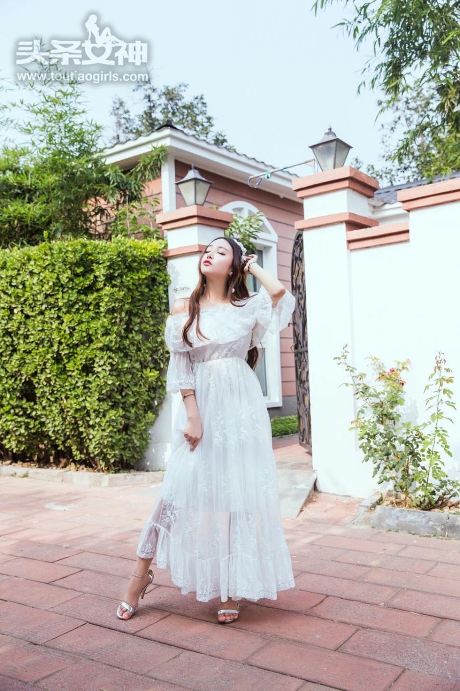 头条女神花花美裙性感熟女李梓熙另人飘飘欲仙销魂写真