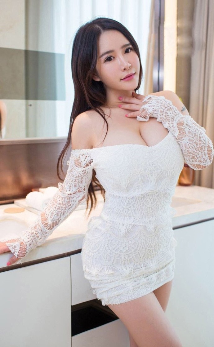 巨乳美妞超性感爆乳事业线极度销魂迷人美女写真图片