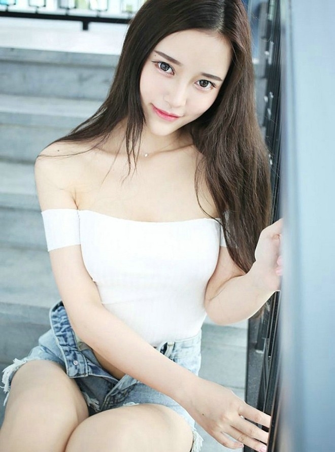 吊带深v花裙子美女唐琪儿美乳事业线大胆户外摄影图片