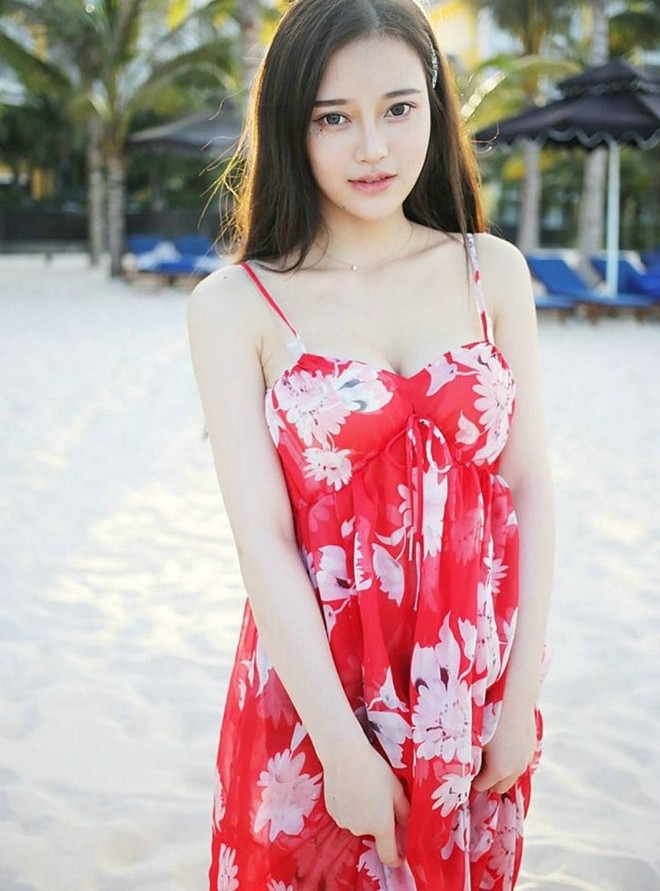 吊带深v花裙子美女唐琪儿美乳事业线大胆户外摄影图片