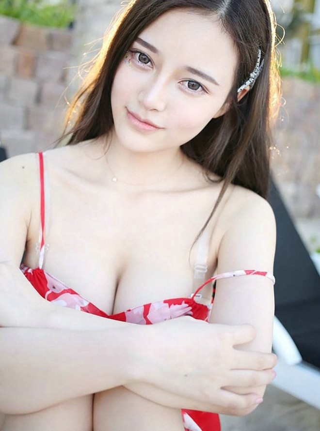 吊带深v花裙子美女唐琪儿美乳事业线大胆户外摄影图片
