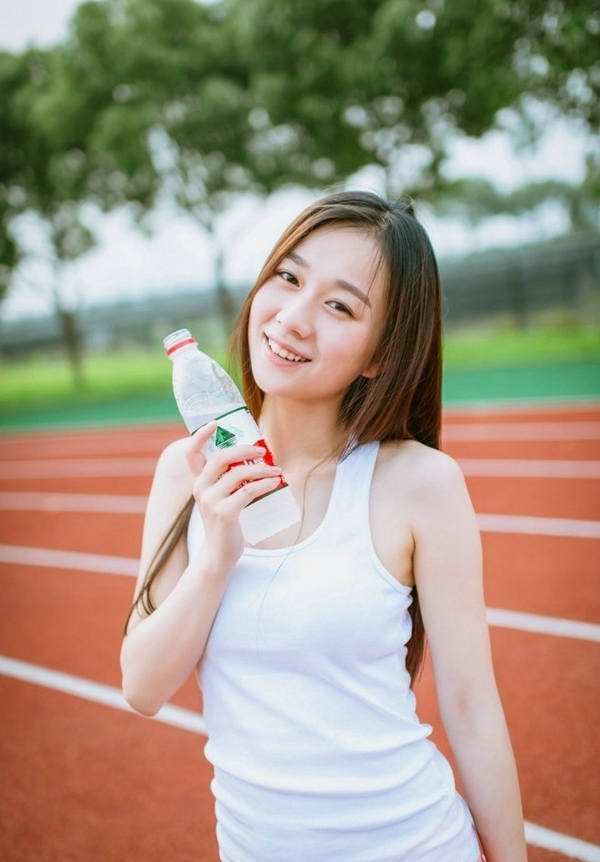 校园操场运动装美女可爱甜美系写真