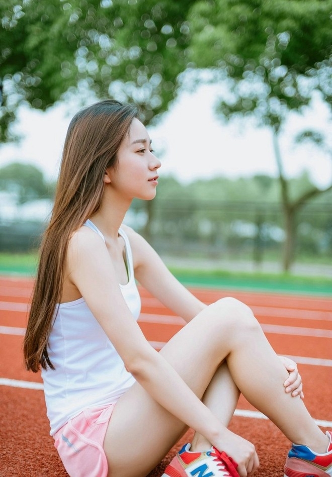 校园操场运动装美女可爱甜美系写真