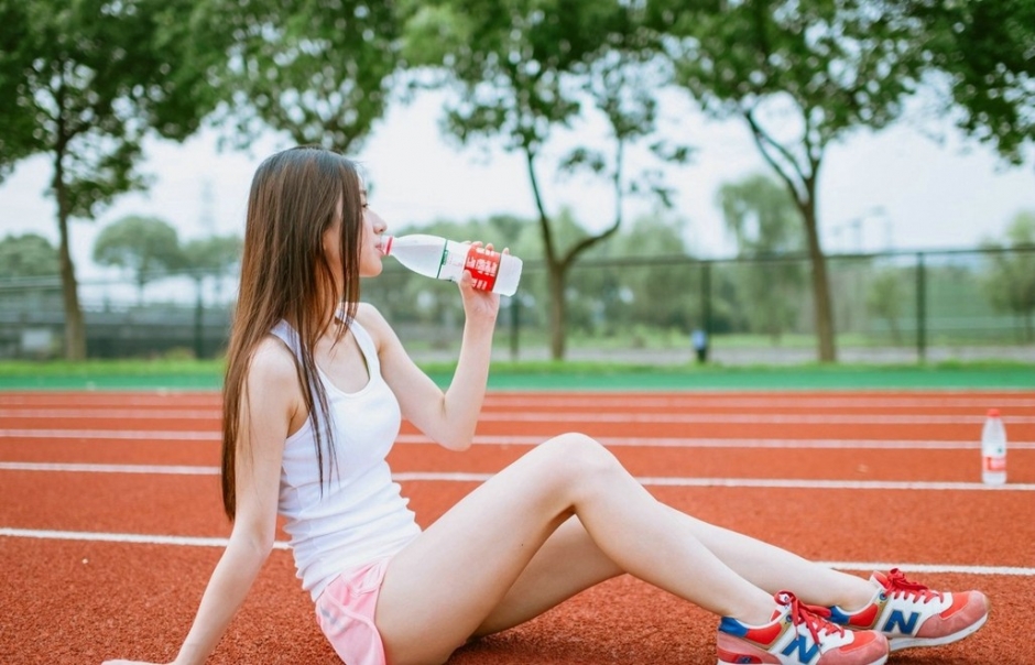 校园操场运动装美女可爱甜美系写真