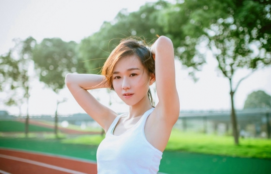 校园操场运动装美女可爱甜美系写真