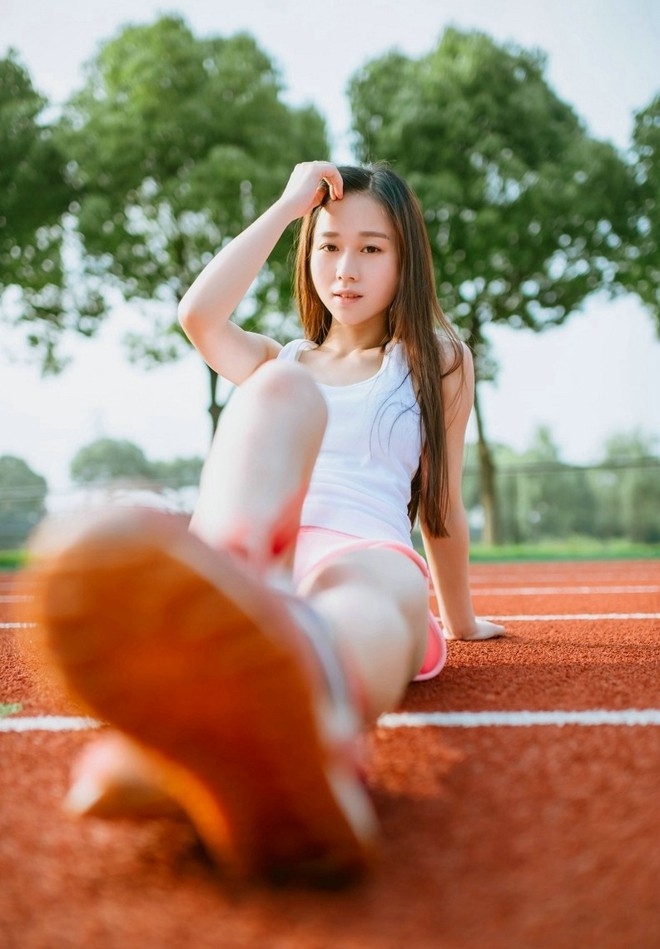 校园操场运动装美女可爱甜美系写真
