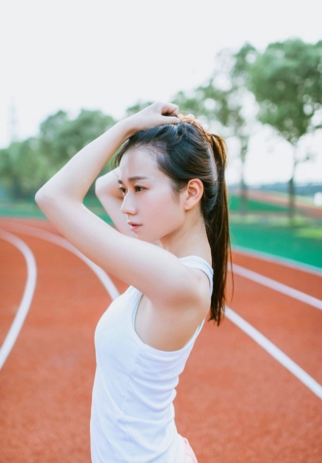 校园操场运动装美女可爱甜美系写真