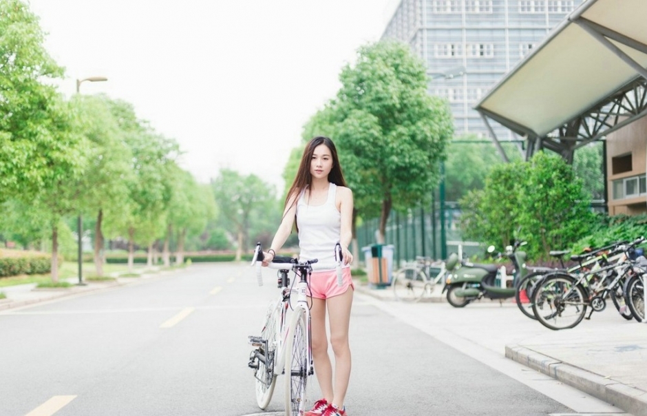 校园操场运动装美女可爱甜美系写真